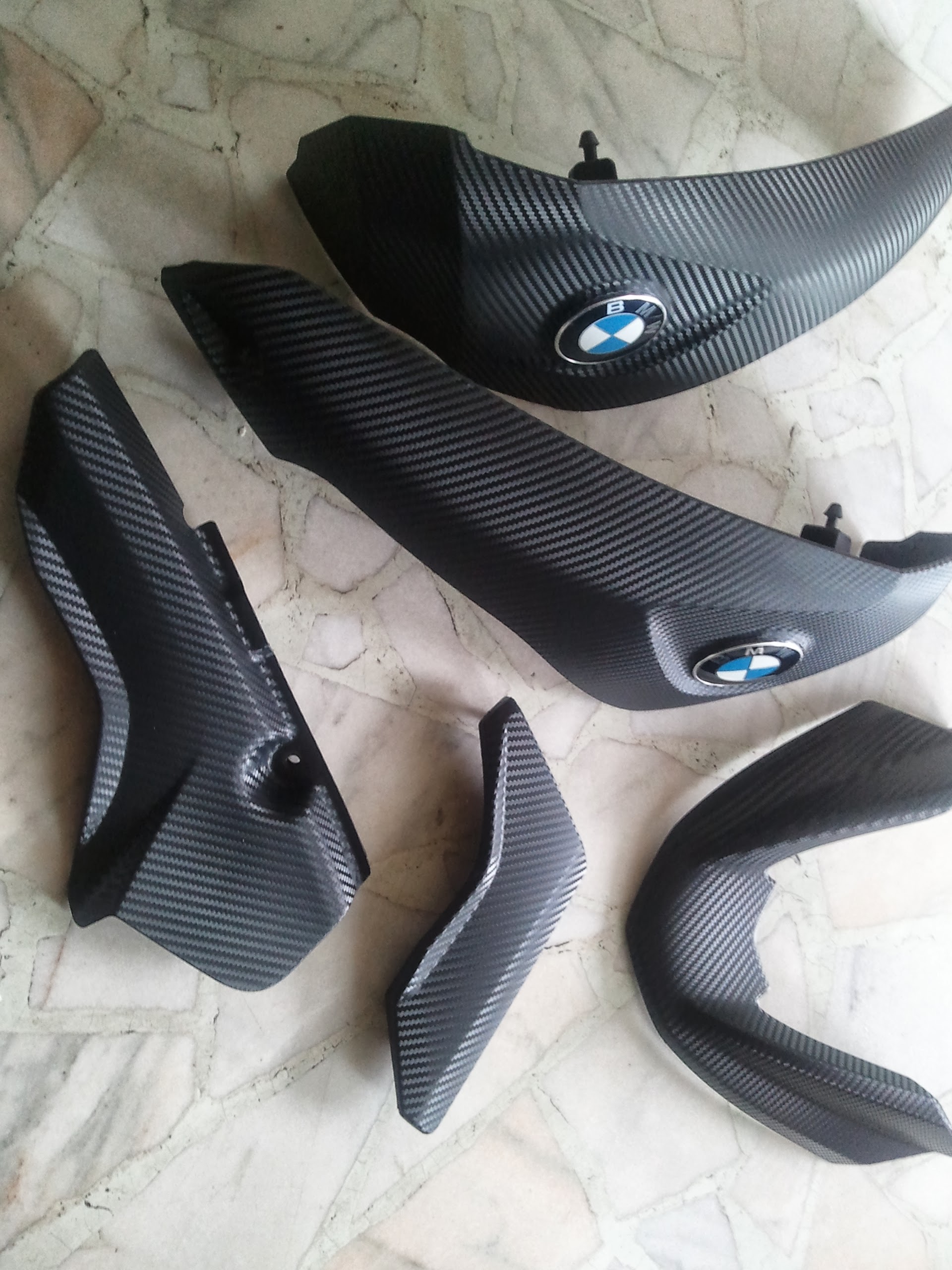 BMW motor dekor 3M karbonfóliával
